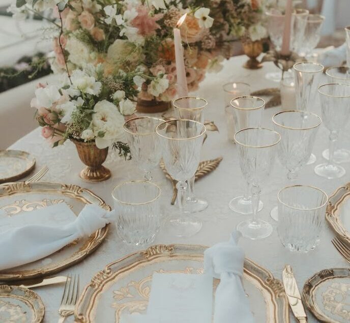 Ideia de decoração para miniwedding ao ar livre no estilo clássico