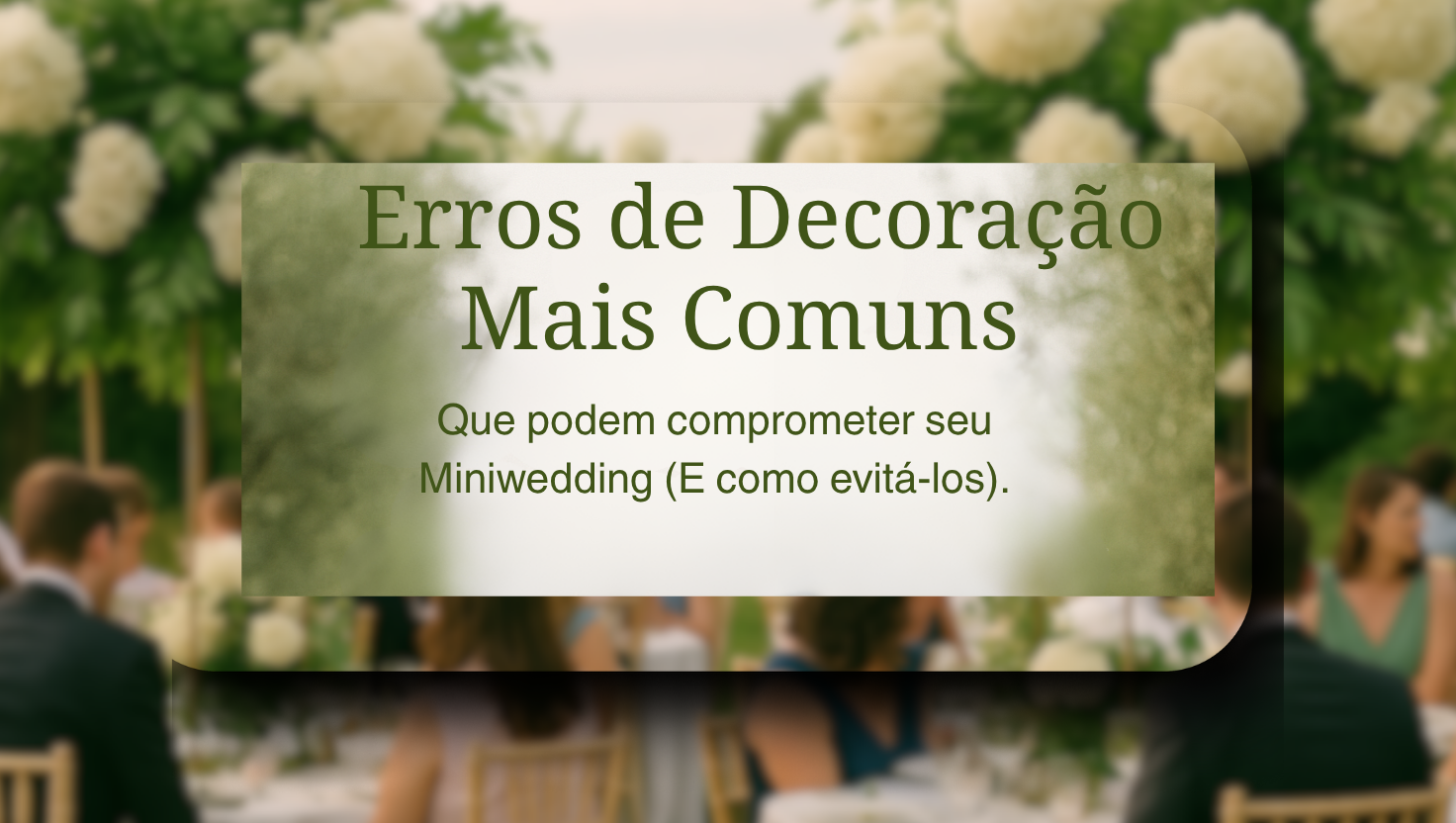 Mesa de miniwedding com arranjos altos que dificultam a visão dos convidados durante a recepção são um dos erros de decoração mais comuns
