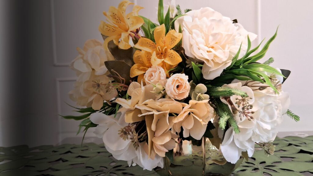 Arranjo de flores usando flores artificiais de qualidade