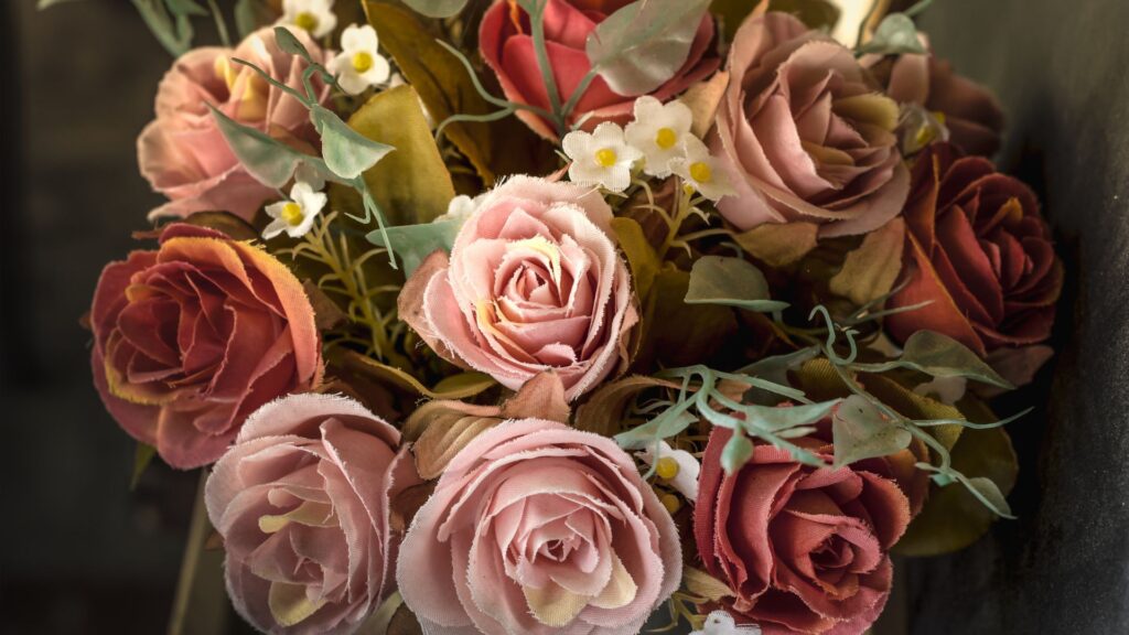 Um buquê com flores no formato de rosas artificiais