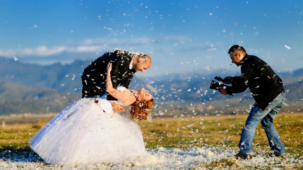 Fotógrafa capturando momento de emoção dos recém casados. formato making of