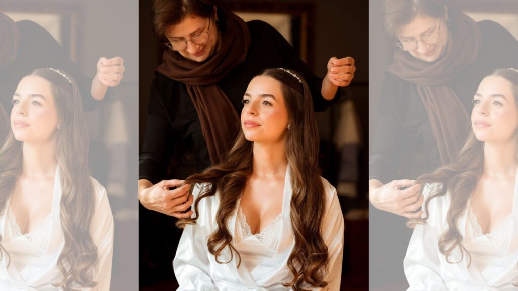 especialista na beleza da noiva finalizando o penteado com cachos