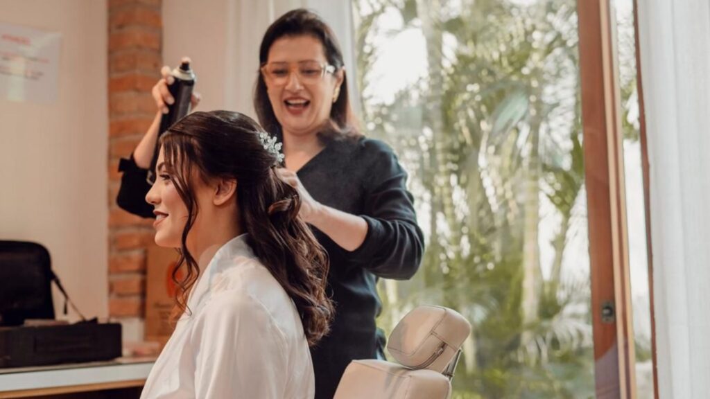 especialista na beleza da noiva finalizando o penteado