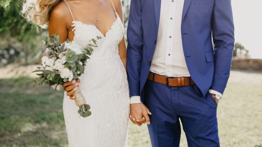 Casal de noivos com vestimentas de acordo com a identidade visual no casamento