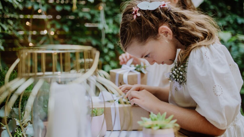 menina sorridente recebendo a lembrancinha de casamento na festa de casamento
